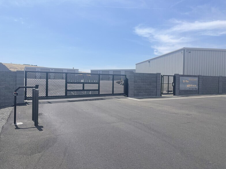 More Photos Of 10525 Ridgeline Dr, Kennewick Self Storage For Lease