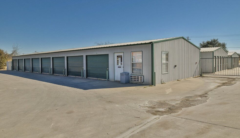 More Photos Of 1433 N Plaza Dr, Granbury Self Storage For Sale