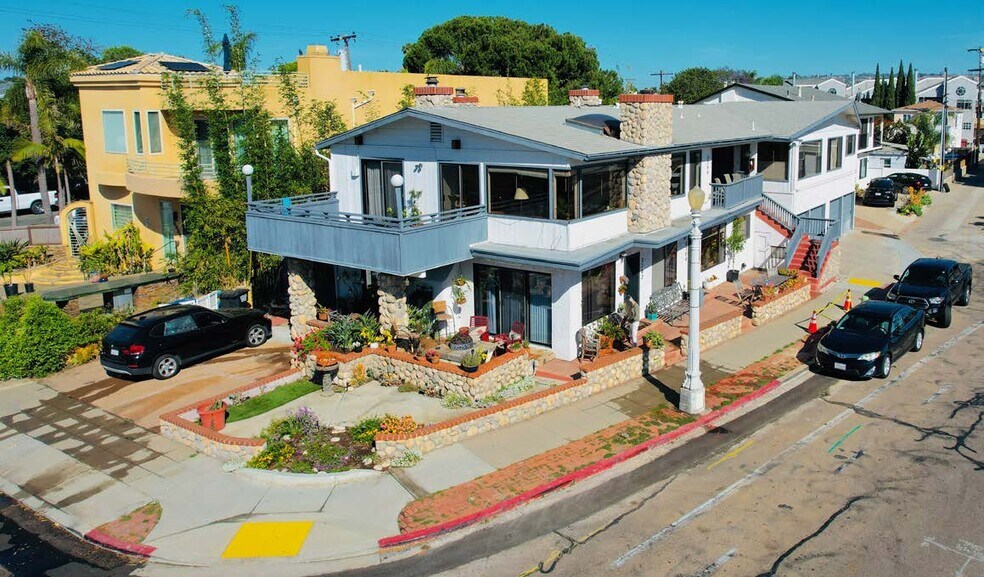 More Photos Of 3702-3710 Crown Point Dr, San Diego Apartments For Sale