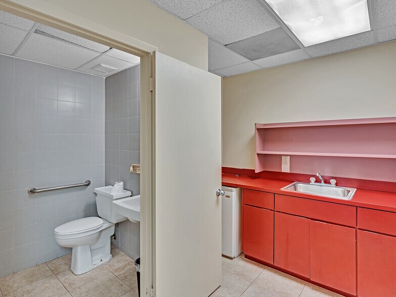 More Photos Of 4699 Nob Hill Rd, Sunrise Medical For Sale