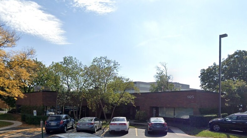 More Photos Of 925 N Plum Grove Rd, Schaumburg Medical For Lease