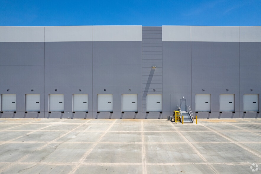 More Photos Of 6801 N Cotton Ln, Glendale Distribution For Lease