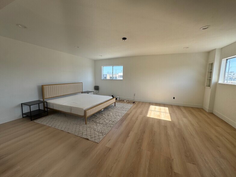 More Photos Of 13123 W Washington Blvd, Los Angeles Showroom For Lease