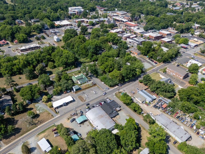 More Photos Of 127 Thompson St, Pittsboro Auto Repair For Lease