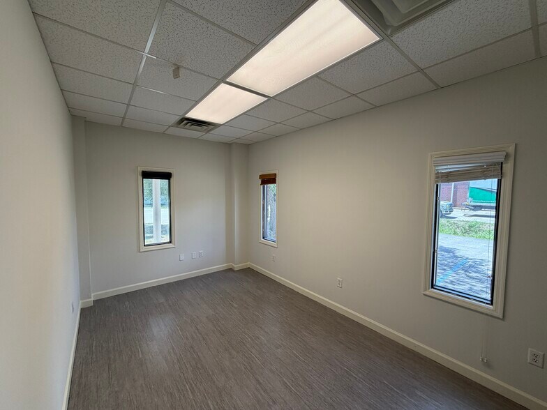 More Photos Of 7268 Peppermill Pky, Charleston Light Manufacturing For Lease