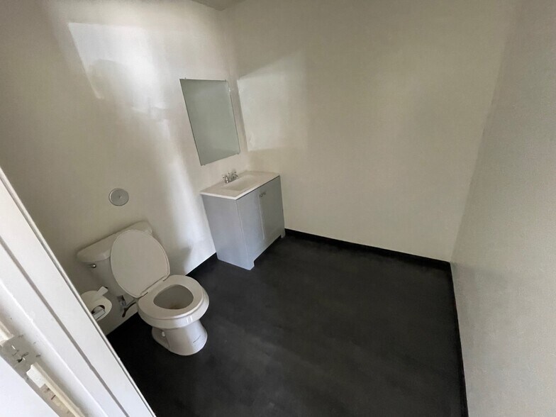 More Photos Of 8141 Sunland Blvd, Sun Valley General Retail For Lease