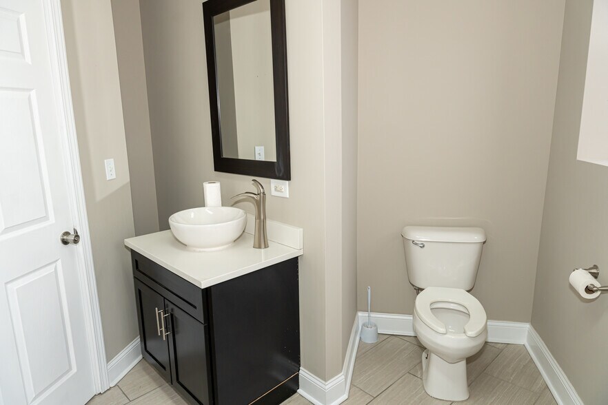 More Photos Of 7105 S Yates Blvd, Chicago Office For Lease