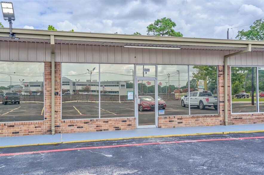 More Photos Of 1301-1309 Sandy Ln, Baytown General Retail For Sale