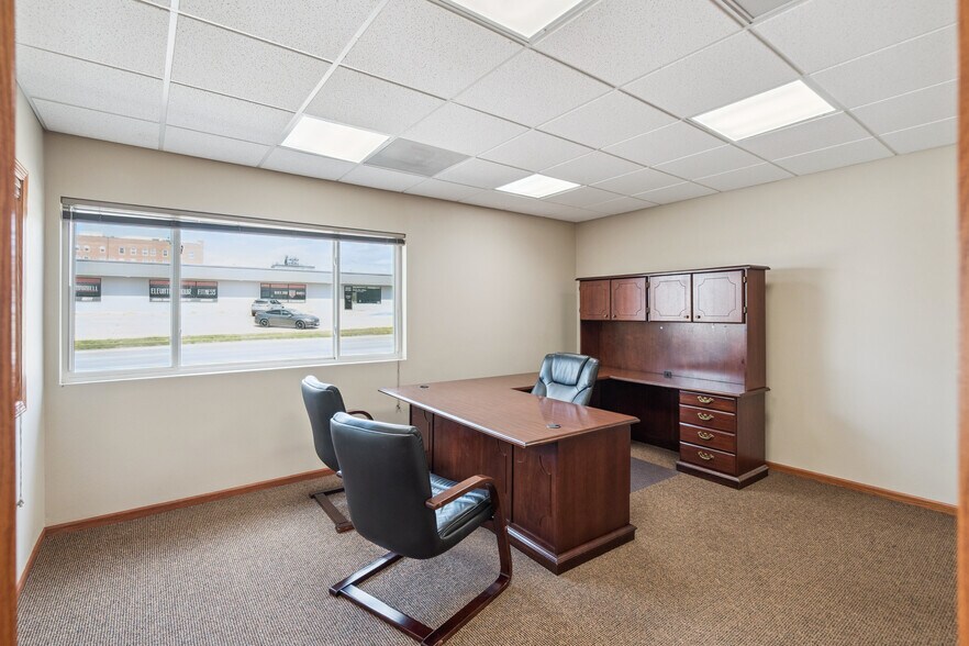 More Photos Of 101 E Linn St, Marshalltown Office For Sale