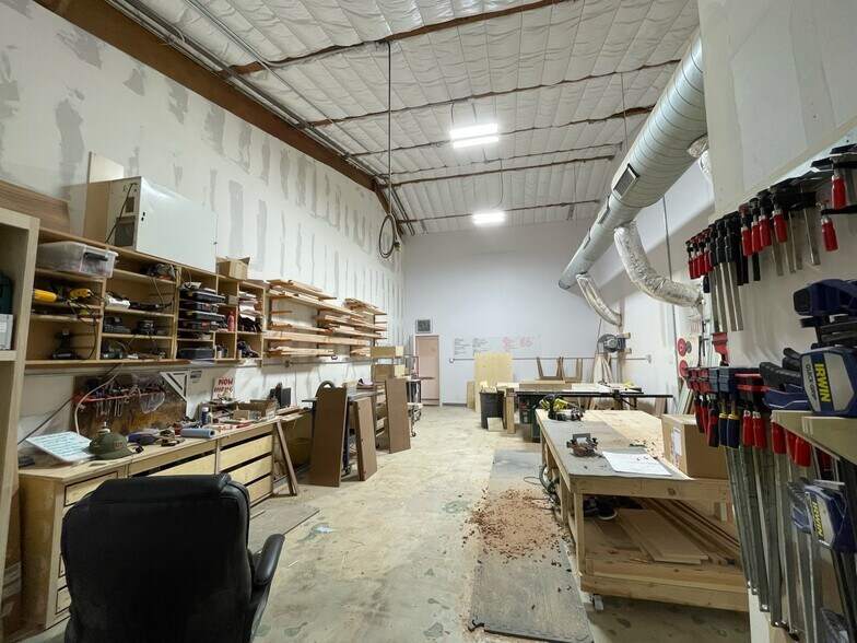 More Photos Of 2118 Mannix Dr, San Antonio Showroom For Sale