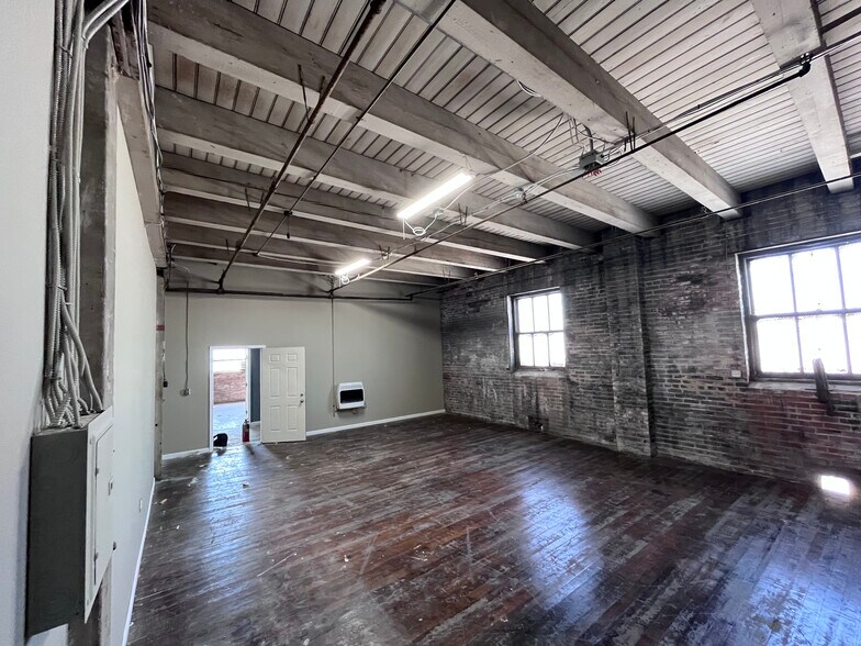 More Photos Of 1300 W 13th St, Kansas City Warehouse For Lease