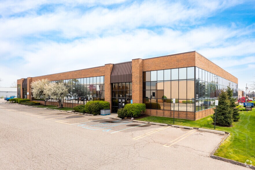 More Photos Of 37564-37584 Amrhein Rd, Livonia Flex For Sale