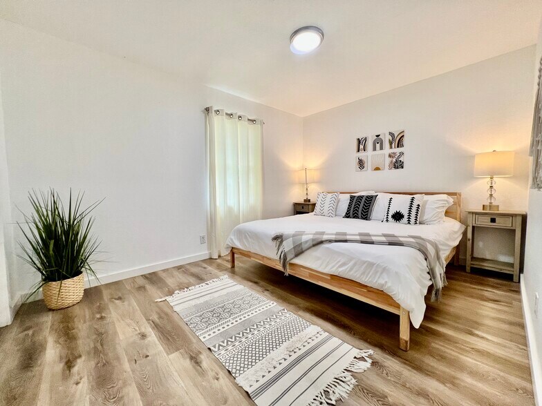 More Photos Of 902 E Highway St, Fredericksburg Specialty For Sale