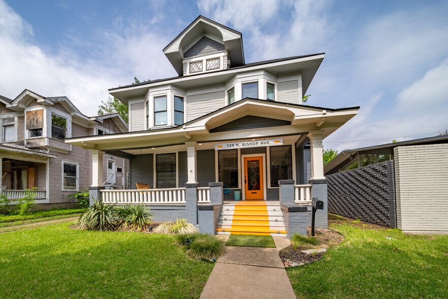 More Photos Of 729 N Bishop Ave, Dallas Office For Sale