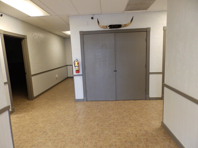 More Photos Of 2005 Tile Factory Rd, Palestine Manufacturing For Lease