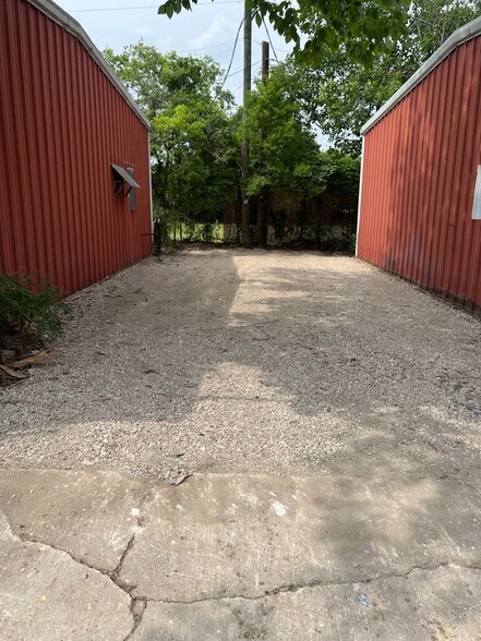 More Photos Of 2305 Crystal Dr, Balch Springs Warehouse For Lease