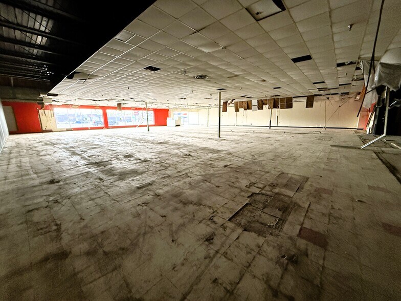 More Photos Of 11811 E 8 Mile Rd, Warren General Retail For Lease