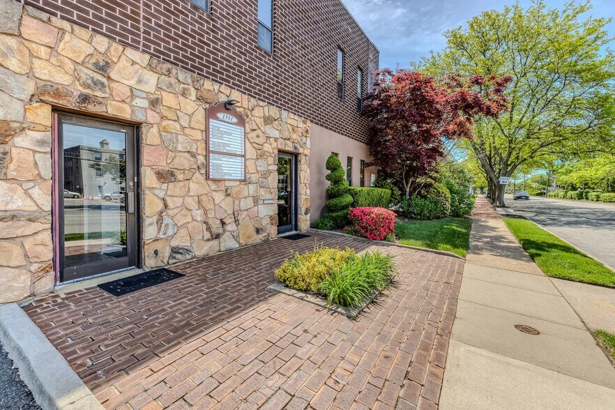 More Photos Of 1551 Kellum Pl, Mineola Office For Sale