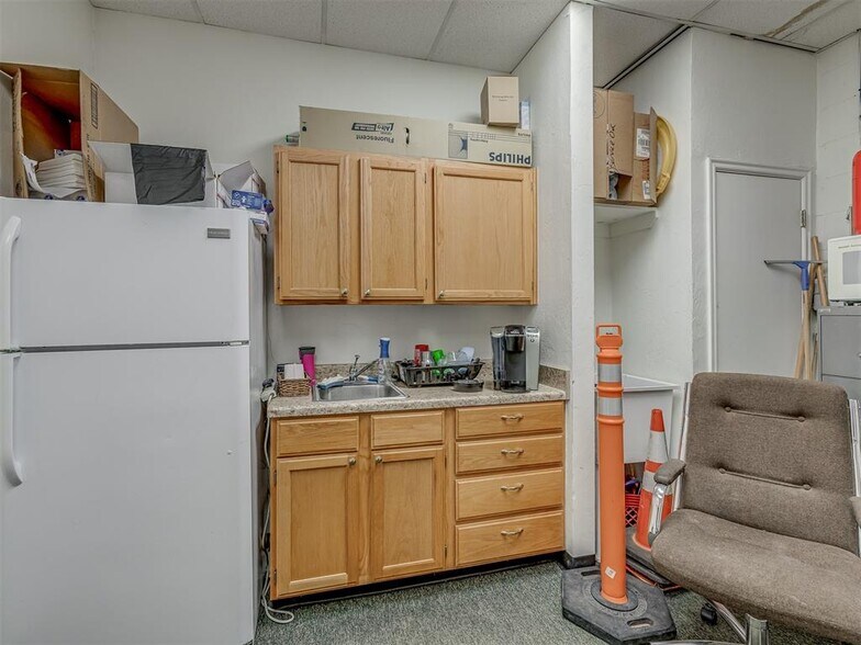 More Photos Of 430 N Berry Rd, Norman General Retail For Lease