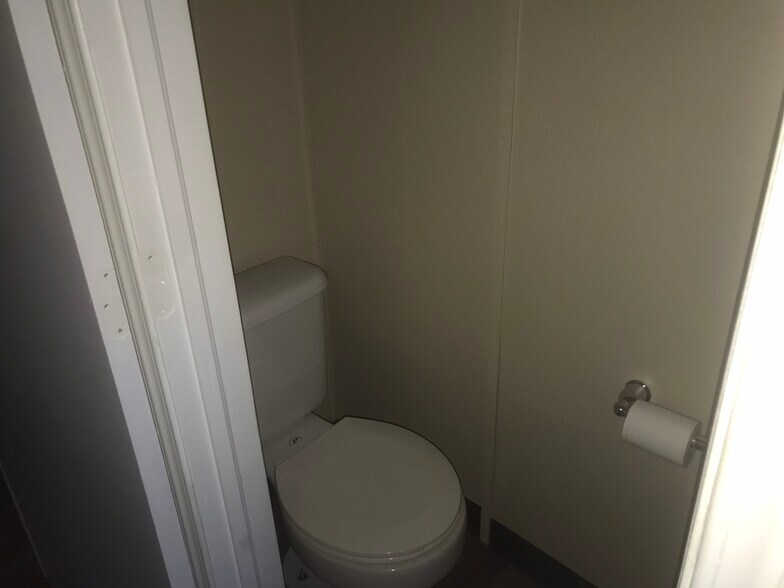 More Photos Of 210 S 4th St, Chickasha Unknown For Lease