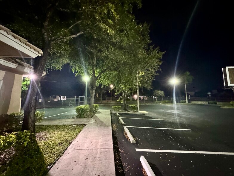More Photos Of 4381 N Dixie Hwy, Deerfield Beach Freestanding For Lease