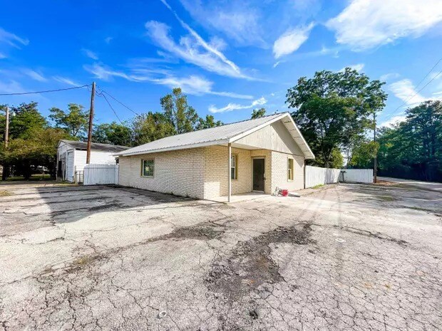 Primary Photo Of 205 E Railroad St, Vidor Office For Sale