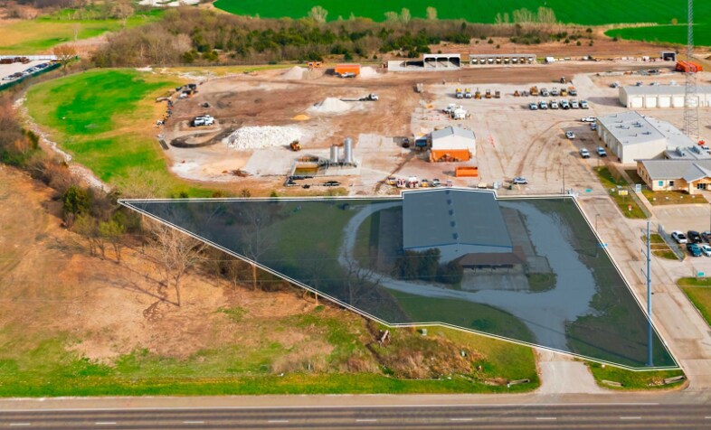 More Photos Of 7461 Bagby Ave, Woodway Light Distribution For Lease