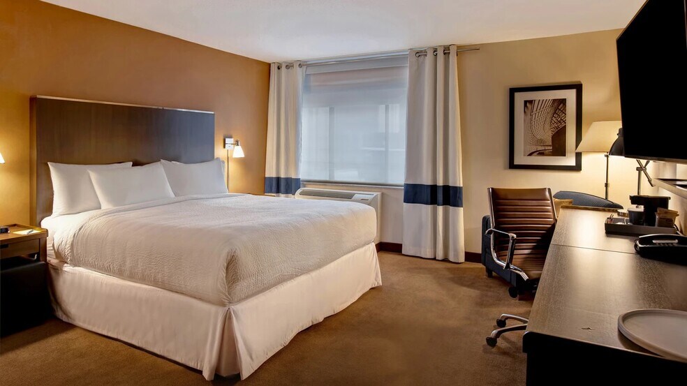 Primary Photo Of 500 Hamilton Blvd, Peoria Hotel For Sale