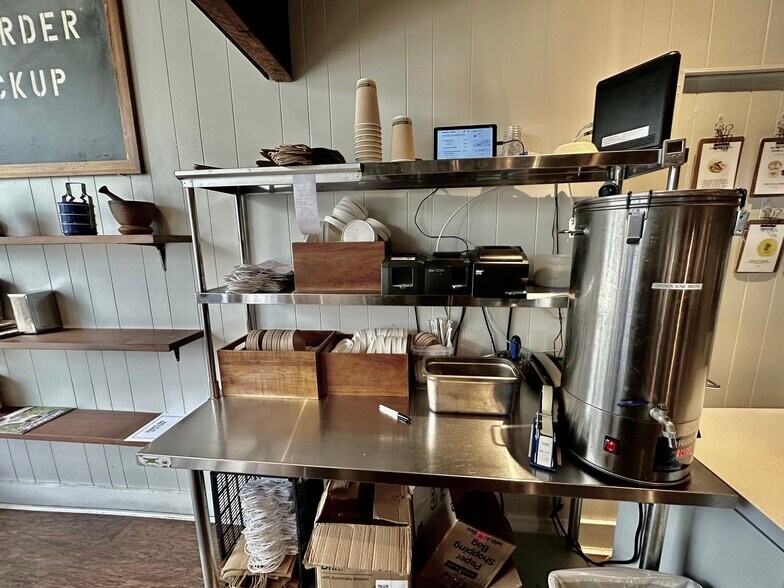 More Photos Of 3 Strickland Rd, Cos Cob Freestanding For Lease