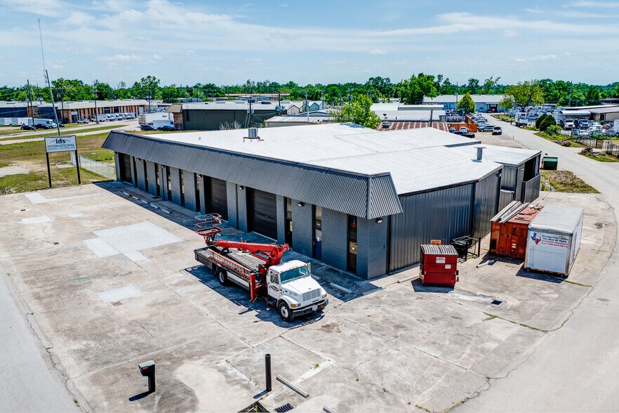 More Photos Of 10215 Papalote St, Houston Showroom For Lease