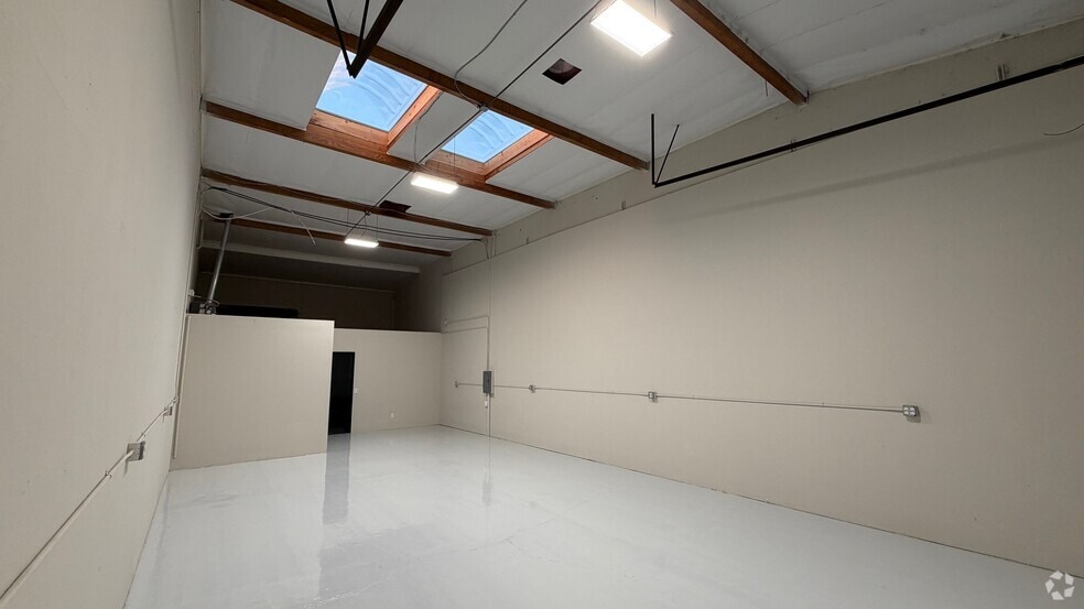 More Photos Of 350 E Orangethorpe Ave, Placentia Warehouse For Lease