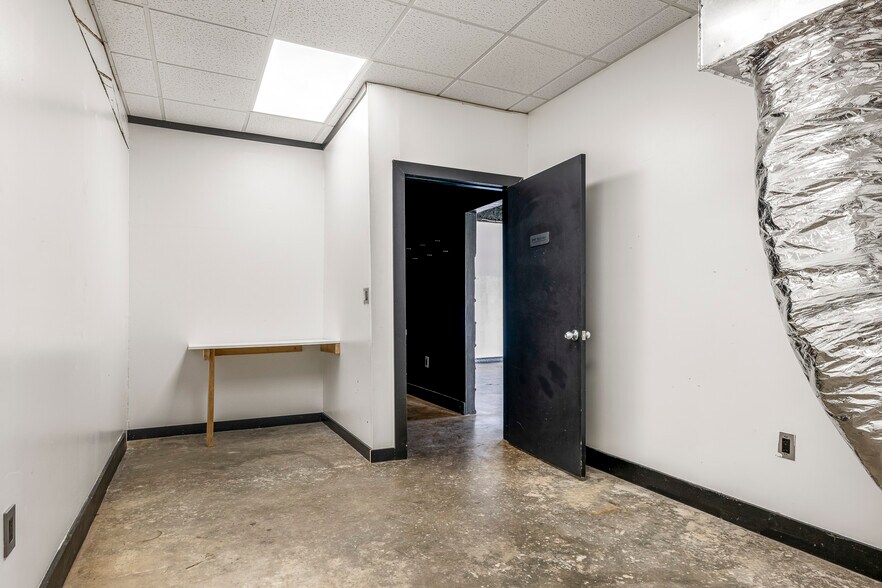More Photos Of 216 E Poplar St, Rogers Loft Creative Space For Lease