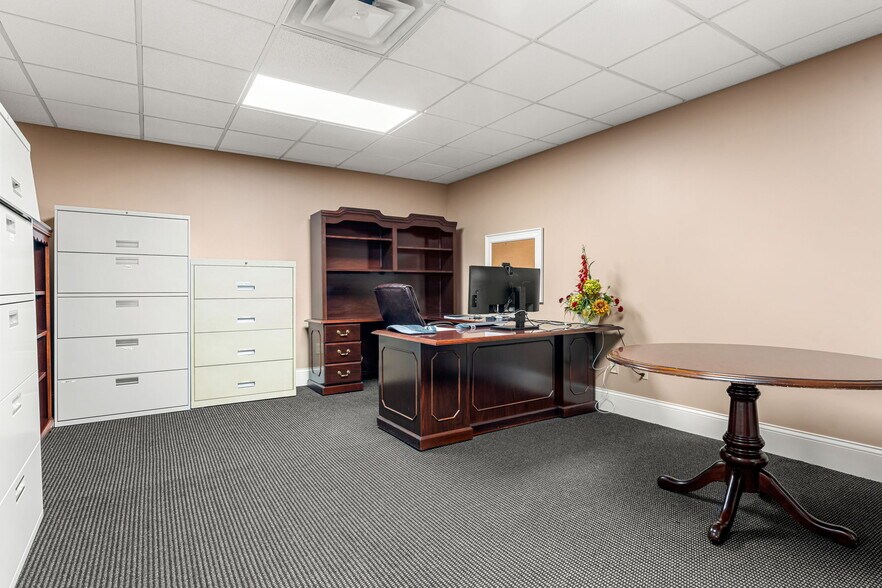 More Photos Of 222 Pearl St, New Albany Office Residential For Lease
