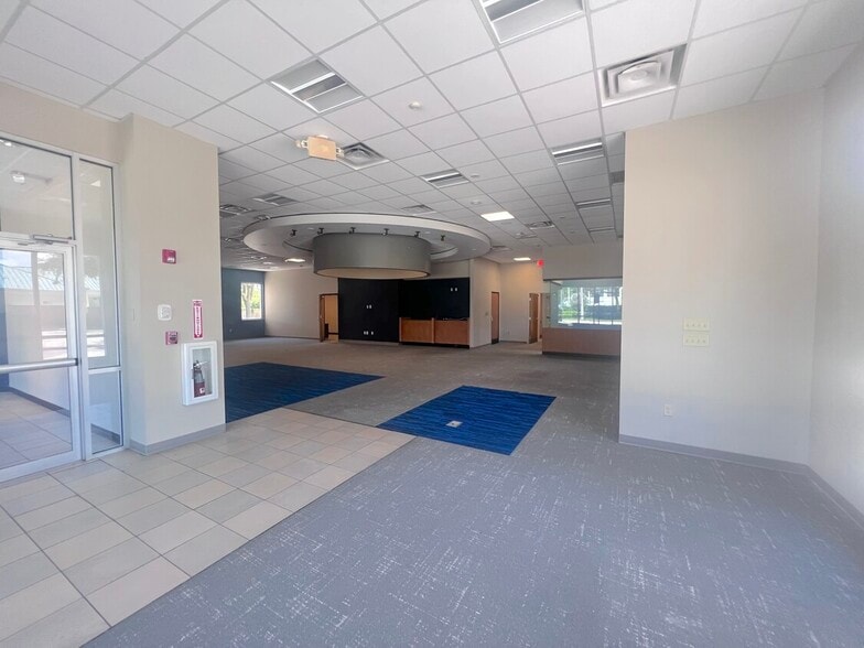 More Photos Of 4931 S Military Trl, Green Acres Bank For Lease