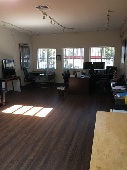 More Photos Of 373 S Doheny Dr, Beverly Hills Storefront For Lease