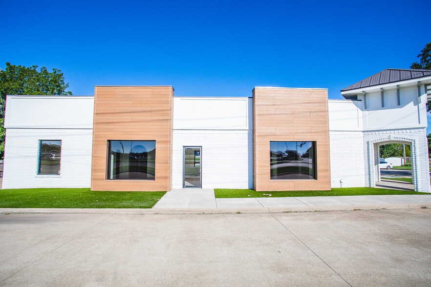 Primary Photo Of 1702-1708 N Commerce St, Ardmore General Retail For Lease