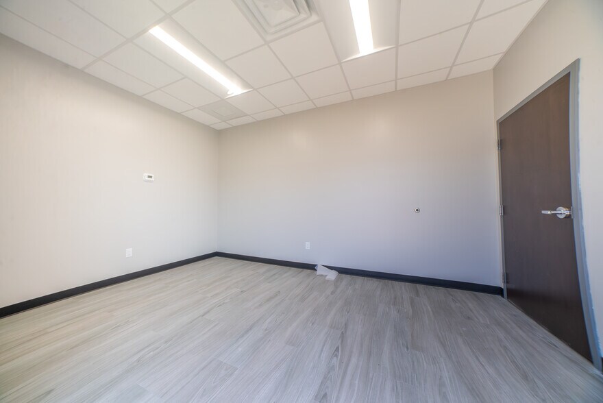 More Photos Of 11201 49th St N, Clearwater Unknown For Lease