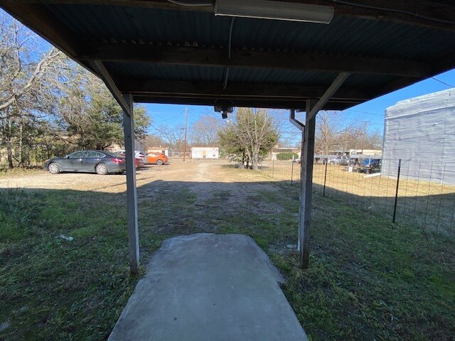 More Photos Of 106 W Grove St, Kaufman Freestanding For Lease