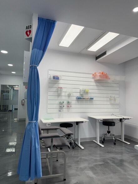 More Photos Of 3858-3870 Notre-Dame, Laval Office For Sale