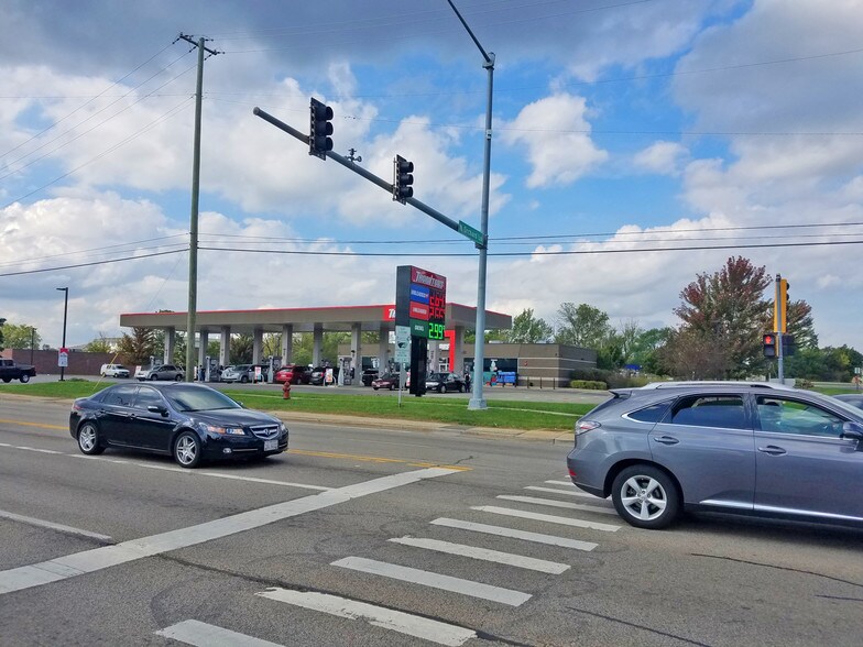 More Photos Of 131 E Rollins Rd, Round Lake Beach Freestanding For Sale