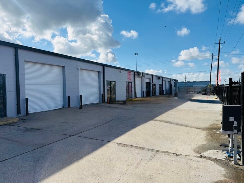 More Photos Of 1423 Hollywood St, Houston Warehouse For Lease