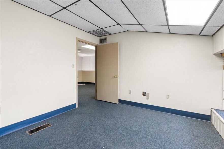More Photos Of 1001 NE Waldo Rd, Gainesville Office For Sale