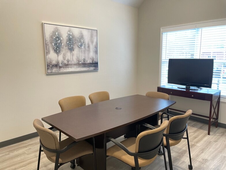 More Photos Of 247 River Park North Dr, Woodstock Medical For Sale