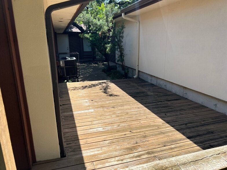 More Photos Of 4527 Lake Shore Dr, Waco Office For Lease