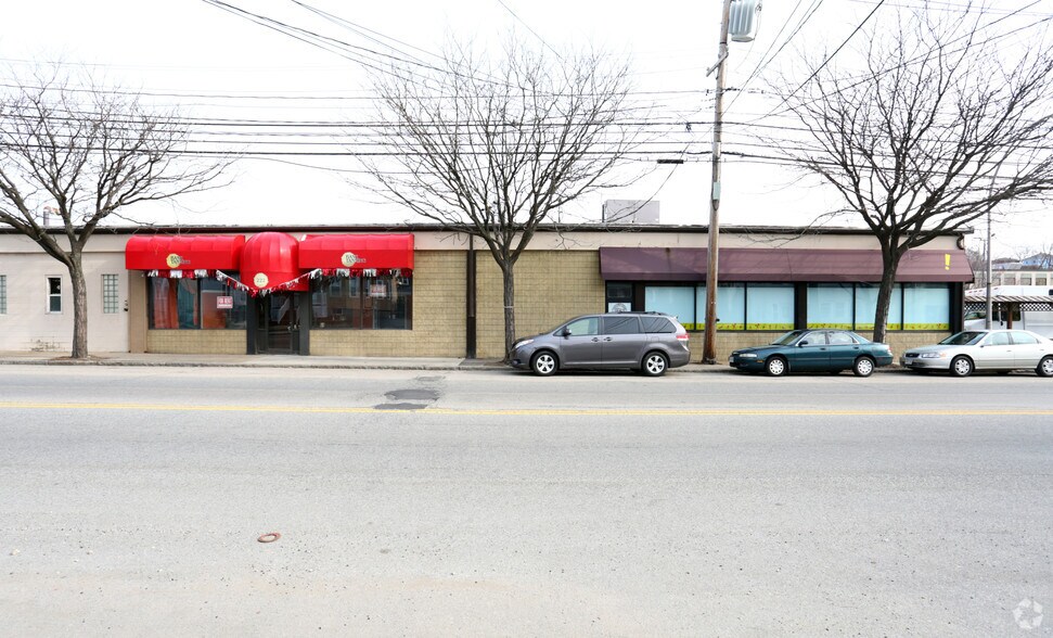 More Photos Of 222 Arsenal St, Watertown Storefront For Lease