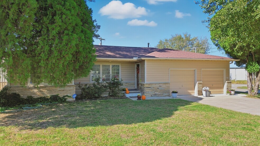 More Photos Of 601 S Cherokee St, Catoosa Office For Sale