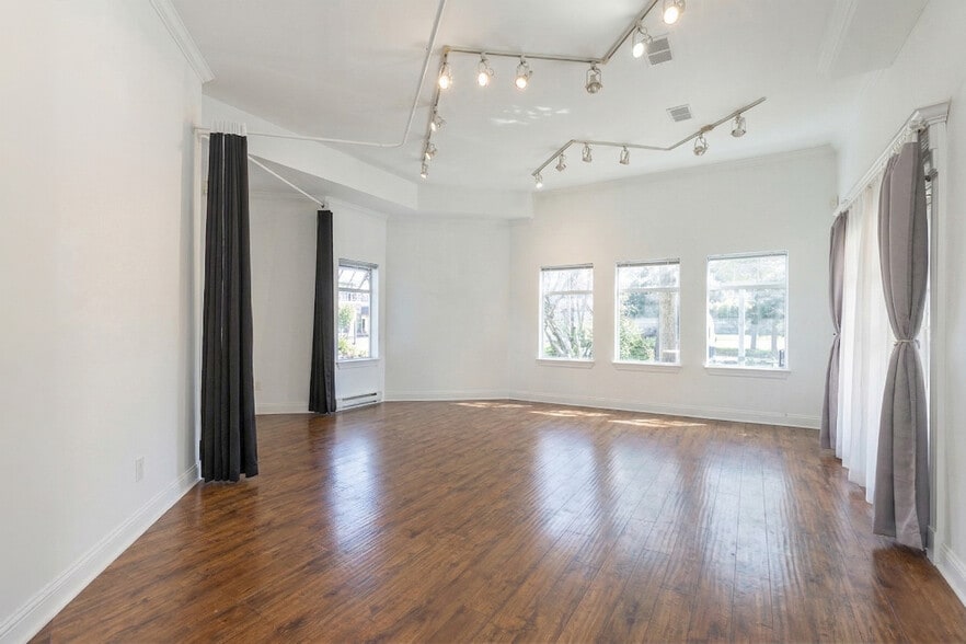 More Photos Of 12185 Beecher St, Surrey Storefront For Sale