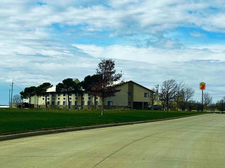 More Photos Of 207 W Gallup Rd, Jefferson Hotel For Sale