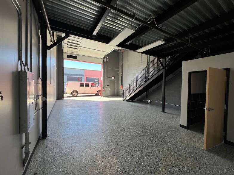 More Photos Of 2100 Double Creek Dr, Round Rock Showroom For Sale