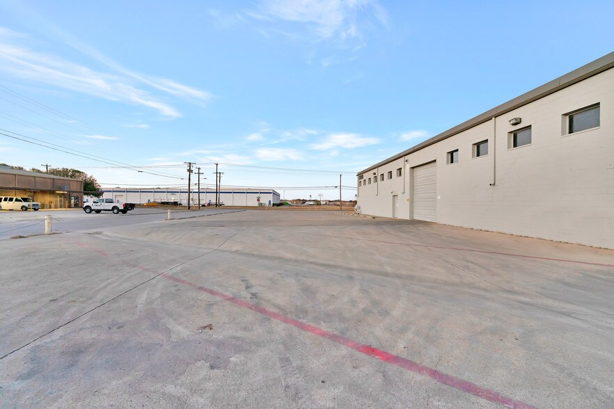 More Photos Of 1300 E Industrial Ave, Saginaw Warehouse For Sale